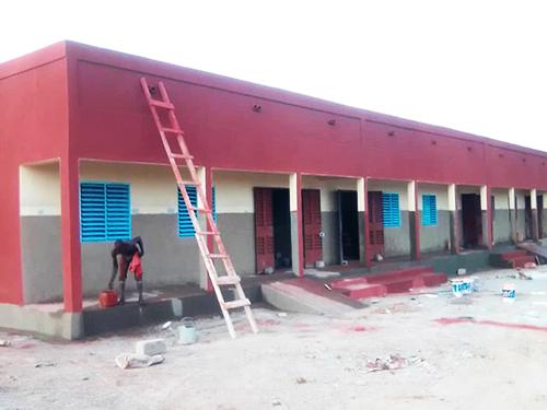 ブルキナファソに完成する小学校の外観（建設中）